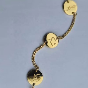Pulsera Islámica Árabe Personalizada al por Mayor, de Acero Inoxidable, con la Frase 'Sabr Shukar Tawakal' (Paciencia, Gratitud y Confianza), Chapada en Oro - Product Image 1