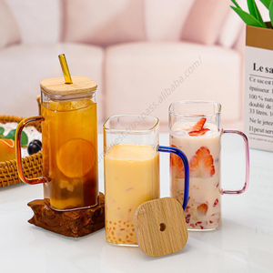 Verres à bière carrés en verre avec poignée colorée DD1800, type Mason Jar à large ouverture, avec couvercles et pailles – Vente en gros - Product Image 3
