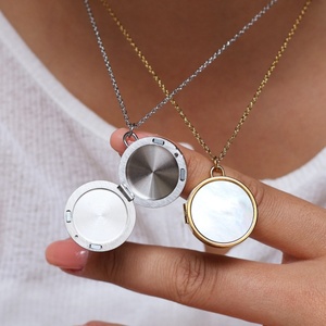 Collier pendentif magnétique tendance en acier inoxydable plaqué or, style bouddhiste, forme papillon carré, coquille naturelle - Product Image 1