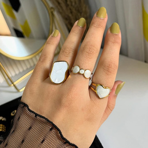 MECYLIFE Anillos de Dedo Que No Se Deslustran Chapados en Oro de 18K con Perlas y Piedras Preciosas en Blanco y Negro para Mujer, de Acero Inoxidable, Gruesos, Bijoux Femme - Product Image 4