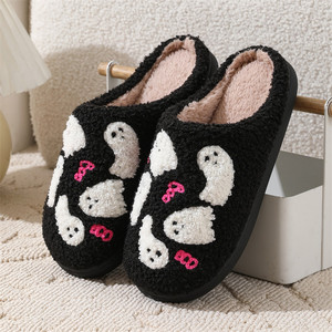 Pantofole da donna in pelliccia sintetica calda e confortevole, con design Halloween, Natale, Inverno, Zucca, Pipistrello, BOO, Gatto Nero, con suola in TPR per aumentare l'altezza - Product Image 6