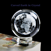 Mini boule de cristal clair gravée au laser Terre Lune Globe de verre traditionnel Style Feng Shui Poids du papier Artisanat Base traditionnelle