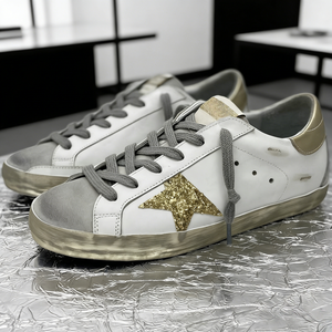 Zapatillas casuales de lujo con diseño vintage desgastado, patrones dorados, cómodas, con detalles de terciopelo y cordones. - Product Image 1