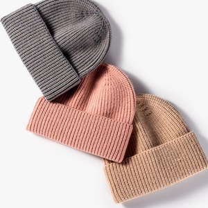 Vente en gros de bonnets tricotés écologiques et durables en polyester recyclé, plastique PET, RPET, acrylique, avec bord côtelé - Product Image 6