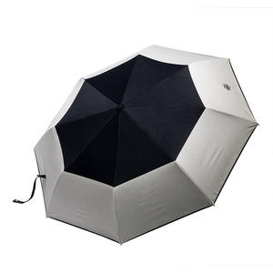 Paraguas Automático Plegable de Tres Secciones Camellia, Blanco y Negro con Diseño Floral, Varillas de Aleación, Apertura Automática con Botón, para Uso en Días Soleados y Lluviosos, 380g - Product Image 3