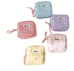 Bolsa de Maquillaje Pequeña a Cuadros, Bolsa de Almacenamiento Portátil para Cosméticos y Lápiz Labial, Diseño Cuadrado Simple - Product Image 1