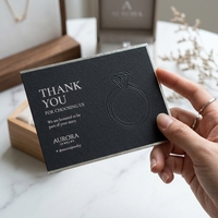 Tarjetas de Agradecimiento para Joyería, Personalizadas, de Cartulina Negra de 500 g/m², con Bordes Plateados, Relieve Ciego y Detalles en Lámina Metálica