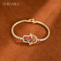 Bracelet à breloques réglable en plaqué or 18 carats arc-en-ciel Rose Madonna pour femmes avec perle de coupe marquise motif croix en cuivre vente en gros