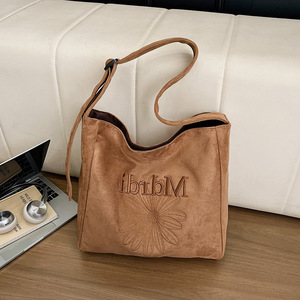 Sac fourre-tout vintage à bandoulière large pour femme avec design brodé en forme de seau à porter sous le bras - Product Image 1