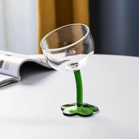 Nouveau design créatif gobelet en verre floral tasse à boire du vin café tasses en verre à rayures verticales avec base noire pour les cadeaux d'amour