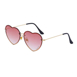 แว่นกันแดดทรงหัวใจสำหรับผู้หญิง ป้องกันรังสียูวี 400 เลนส์พีซี กรอบสีดำ สไตล์อินสตาแกรม แฟชั่นทันสมัย - Product Image 5