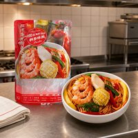 Rode saus zeevruchten noedelgerecht met garnalen en vis voor restaurant catering foodservice menu groothandel levering