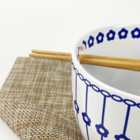 Diskon besar mangkuk Ramen keramik ramah lingkungan pola bunga biru Underglaze warna dengan sumpit bambu