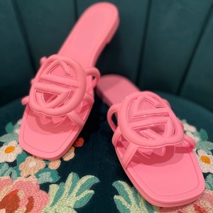 Sandalias de lujo al por mayor, tipo mule, planas, huecas, con logo entrelazado, sin cordones, de diseñador, para verano y playa, para mujer. - Product Image 1