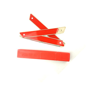 Panneau d'avertissement triangulaire pour voiture, 28x24cm, kit de sécurité d'urgence en plastique à fixation au sol pour utilisation en véhicule - Product Image 1