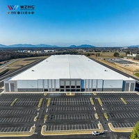 Entrepôt logistique moderne en structure acier industrielle, bâtiment en acier économique à grande portée avec toit à panneaux solaires, atelier de stockage