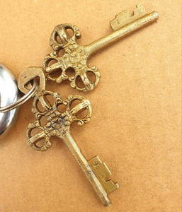 Candado de Latón con Forma de Caballo Antiguo, Cerradura Metálica Decorativa Vintage con Diseño Grabado Ornamentado, Llaves de Esqueleto, Decoración Rústica para el Hogar - Product Image 5