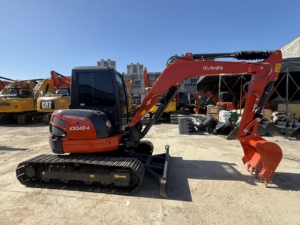 Mini-excavatrice Kubota KX040-4 d'occasion de haute qualité, 4 tonnes, à bras oscillant zéro, peinture d'origine, idéale pour l'aménagement paysager, M - Product Image 1