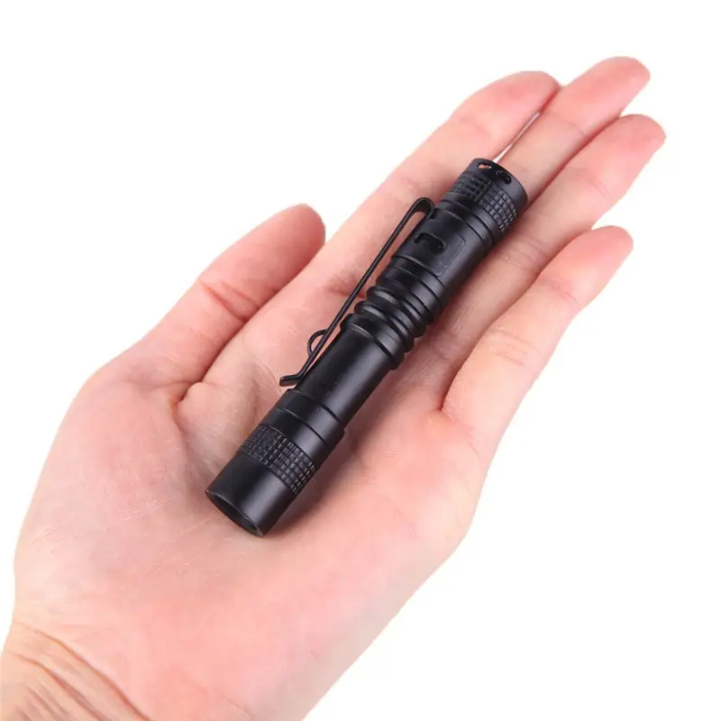 Senter saku portabel dengan klip pena, badan aluminium AAA bertenaga baterai kering ukuran kecil lampu senter genggam untuk darurat