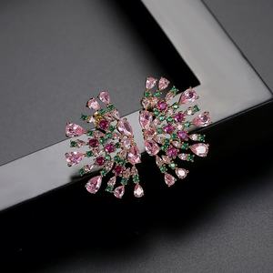 Boucles d'oreilles romantiques pour femmes, tendance européenne et américaine, en forme de paon rouge coloré, en cuivre incrusté de zircon, forme de fleur, plaqué or - Product Image 5