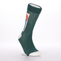 Chaussettes vertes mi-mollet personnalisées, bout et talon contrastants blancs, motif imprimé rouge et bleu, design sur mesure, marque privée disponible pour les entreprises