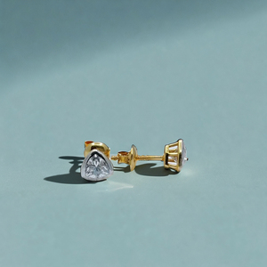 Élégantes boucles d'oreilles clous en or 22 carats avec diamants triangulaires et sertissage moderne, bijoux minimalistes et stylés pour femme, idéales pour le quotidien - Product Image 2