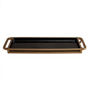 Plateau de service rectangulaire moderne en émail noir brillant avec poignées en métal doré robustes, idéal pour table, ottoman ou comme plateau de récupération de boissons - Product Image 1
