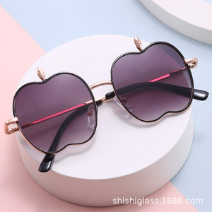 Occhiali da sole a forma di mela per bambini, occhiali protettivi alla moda per ragazzi e ragazze - Product Image 2