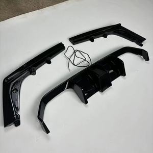 Lèvre de pare-chocs arrière en gros d'usine avec diffuseur LED Lèvre arrière noire en plastique ABS adaptée à <span class=keywords><strong>BMW</strong></span> M3 F80/M4 F82 - Product Image 3