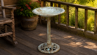 Bain d'oiseaux sur piédestal effet marbre, motif feuille de lys, en résine résistante aux intempéries, base ornée, décoration de jardin extérieur, solaire