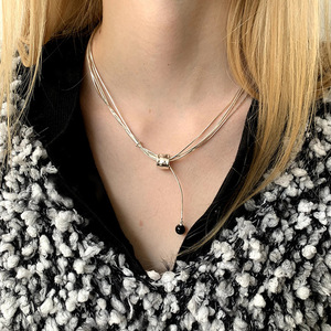 Collar de Plata de Ley S925 con Cadena de Hueso de Serpiente Multicapa y Colgante de Ágata Cilíndrica, Estilo Minimalista, Lujoso, Elegante y Moderno - Product Image 1