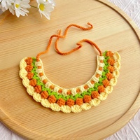 Écharpe tricotée à la main pour animaux de compagnie 2026, collier brodé de fleurs pour chat, bavoir pour chien, prête à être expédiée, faible MOQ, accessoires pour animaux de compagnie