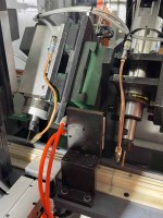 Équipement de traitement de quincaillerie haute efficacité pour charnières de portes et fenêtres en aluminium sur mesure, avec alimentation automatique pour le perçage, le chanfreinage et la découpe