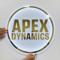 Neues Premium-Spiegelglanz 3D Beleuchtetes Acryl-Logo-Schild Maßgefertigt mit Warmer LED-Hintergrundbeleuchtung für Innenraum-Markenpräsentation