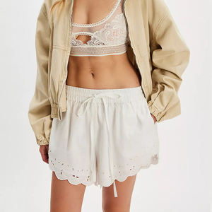 Conjunto de pantalones cortos con diseño OEM, vestido con tirantes recortados y dobladillo curvo festoneado, conjunto corto personalizado 100% algodón - Product Image 4