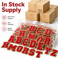 Parches de letras de chenilla rojos A-Z listos para enviar, insignias alfabéticas al por mayor en stock, apliques de purpurina termoadhesivos para chaquetas universitarias