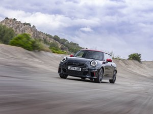 Auto a Benzina Commerciale Compatta 3 Porte 4 Posti Hatchback MINI JCW 2025 JOHN COOPER WORKS per Pendolarismo Quotidiano - Product Image 2