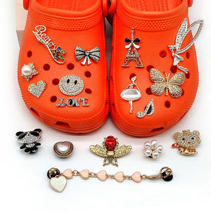 Breloques <span class=keywords><strong>de</strong></span> décoration <span class=keywords><strong>de</strong></span> chaussures <span class=keywords><strong>luxe</strong></span> bling personnalisé strass métal disigners breloques <span class=keywords><strong>de</strong></span> chaussures <span class=keywords><strong>de</strong></span> <span class=keywords><strong>marque</strong></span> pour sabot chaussures décoration en gros - Product Image 1