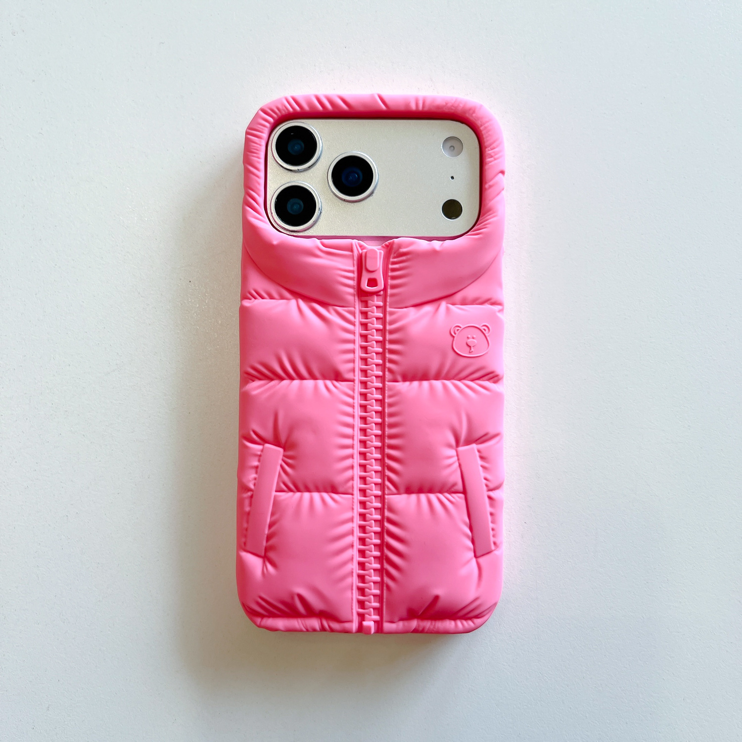 Chaqueta acolchada rosa con diseño de oso.
