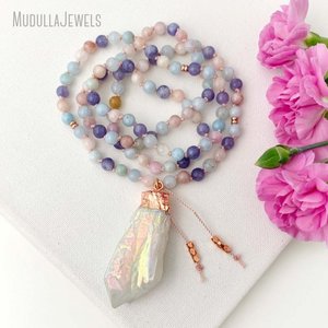 MN34592 Collar de Yoga con Colgante de Cristal Aura Mística y Piedras Preciosas Pastel, Regalo Espiritual para Ella en San Valentín - Product Image 1