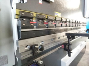 Sistema Deem DA66T de alta eficiencia, 3200-160T, cnc, freno de prensa con bloque de dedo motorizado - Product Image 4