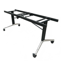 Grande table de bureau pliable avec structure en acier et roulettes, idéale pour les tables longues et les tables de formation