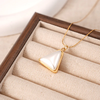 Collier Pendentif Géométrique Triangulaire en Acier Inoxydable 304 Plaqué Or 18K avec Perle Naturelle pour Femme, Bijou Inaltérable