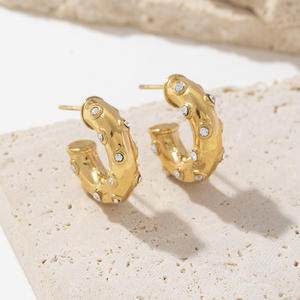 ต่างหูห่วงรูปวงกลมทำจากสเตนเลสชุบทอง18K ประดับด้วยเพทายรูปทรงซีซี - Product Image 3