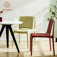Chaise de salle à manger en plastique moderne minimaliste INS Cafe Bar, créative, en PP, empilable, colorée, pour l'extérieur et l'intérieur, avec dossier