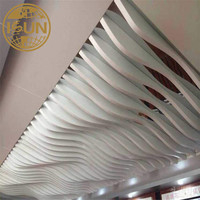 Azulejo de techo falso decorativo Interior de techo ondulado de aluminio de diseño moderno personalizado