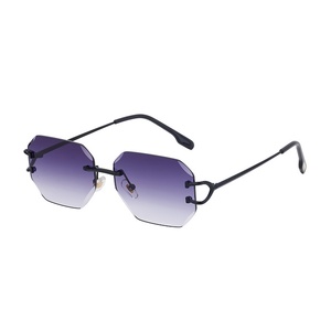Lunettes de <span class=keywords><strong>soleil</strong></span> unisexes de style européen et américain, rétro, tendance, en métal, verres UV400, bordure carrée sans monture, coupe diamant, transfrontalières - Product Image 3