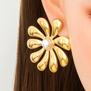 Boucles d'oreilles clous fleuris plaqué or 18 carats avec perle sertie clos, pour usage quotidien - Product Image 1