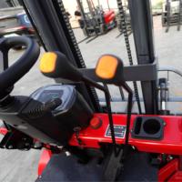 Montacargas Eléctrico de 1.5 Toneladas con Asiento, Batería, Desplazador Lateral Hidráulico y Llantas Sólidas para Carga y Descarga en Almacenes