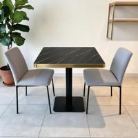 Table à manger de luxe légère avec plateau en marbre, bordure en acier inoxydable plaqué or, design moderne, durable et écologique pour hôtels commerciaux